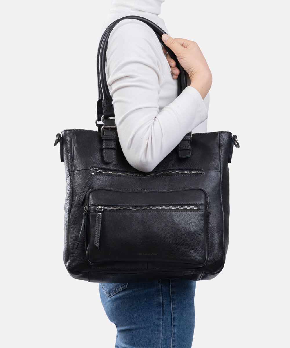 FREDsBRUDER Tasche Dear Shoulderbag With Pockets Black Tragebild OS
