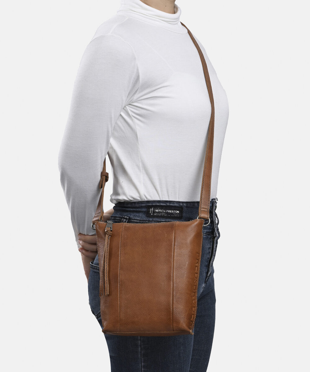 FREDsBRUDER Tasche My Old Friend Essential Bag Wood Brown Tragebild OS