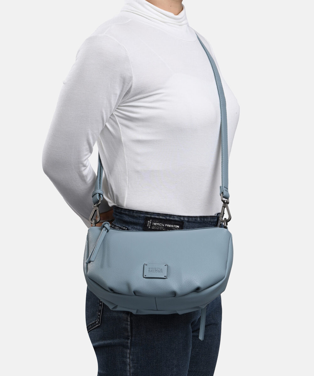 FREDsBRUDER Tasche Bestie Round Crossbag Dusty Blue Tragebild OS