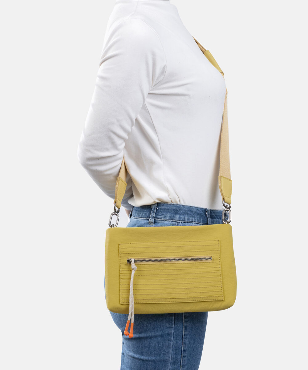 FREDsBRUDER Tasche Friends For Life Crossbag Lemon Yellow Tragebild OS